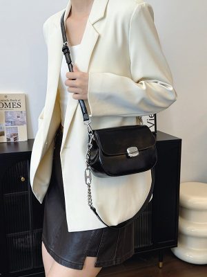 The latest exquisite crossbody bags 22 * 11 * 16.5cm